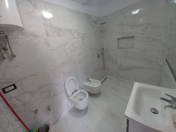 Tirane, jepet me qera apartament 96 m² 45.000 Leke (Tek Kompleksi Halili)