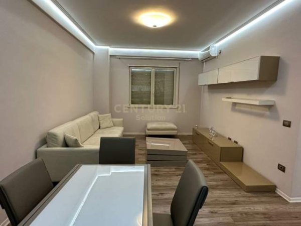 Tirane, jepet me qera apartament 2+1+BLK Kati 5, 84 m² 500 Euro (Prane kompleksit Magnet, 21 Dhjetori)