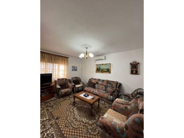 Tirane, ofert apartament 2+1 Kati 5, 90 m² 300 Euro (prane abi bank, Ish stacioni i fundit i Tiranës së)