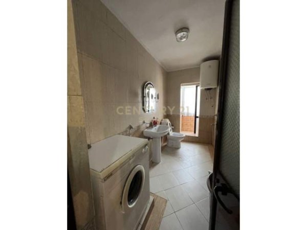 Tirane, ofert apartament 2+1 Kati 5, 90 m² 300 Euro (prane abi bank, Ish stacioni i fundit i Tiranës së)