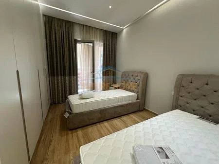 Tirane, jepet me qera apartament 2+1+Ballkon Kati 4, 114 m² 1.000 € (Kompleksi Delijorgji)