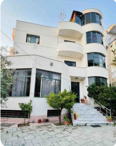 Tirane, jepet me qera nga Pronari, pa-komision garsonier Kati 2, 350 € (Location https://maps.google.com/?q=41.313396,19.842968)