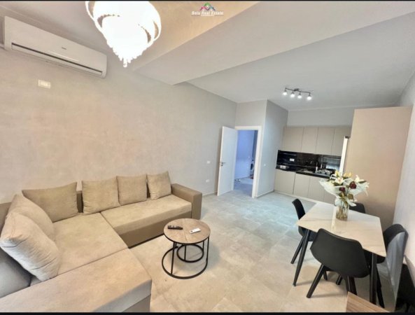 Tirane, jepet me qera apartament 2+1+garazh Kati 7, 105 m² 700 € (Brryli te Shkolla Niket Dardani)