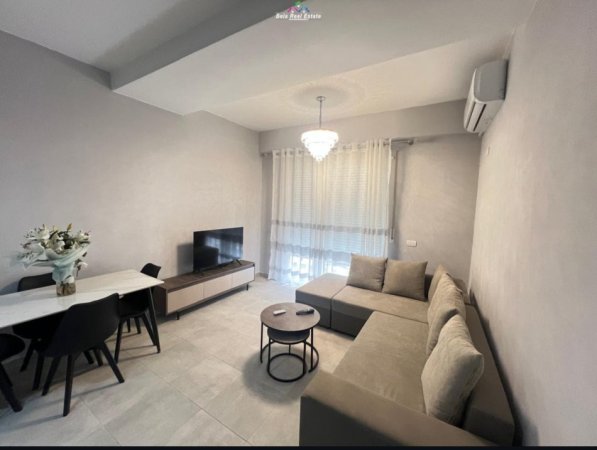 Tirane, jepet me qera apartament 2+1+garazh Kati 7, 105 m² 700 € (Brryli te Shkolla Niket Dardani)