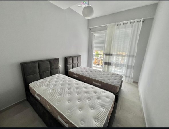 Tirane, jepet me qera apartament 2+1+garazh Kati 7, 105 m² 700 € (Brryli te Shkolla Niket Dardani)