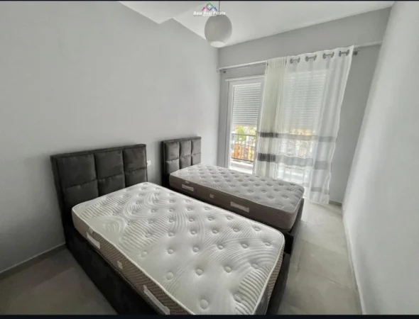 Tirane, jepet me qera apartament 2+1+garazh Kati 7, 105 m² 700 € (Brryli te Shkolla Niket Dardani)