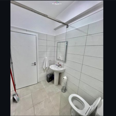 Tirane, jepet me qera apartament 2+1+garazh Kati 7, 105 m² 700 € (Brryli te Shkolla Niket Dardani)
