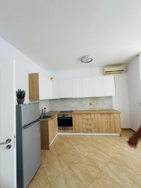 Tirane, jepet me qera apartament 1+1+Ballkon Kati 1, 70 m² 450 € 