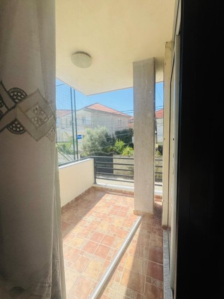 Tirane, jepet me qera apartament 1+1+Ballkon Kati 1, 70 m² 450 € 