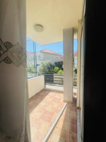 Tirane, jepet me qera apartament 1+1+Ballkon Kati 1, 70 m² 450 € 