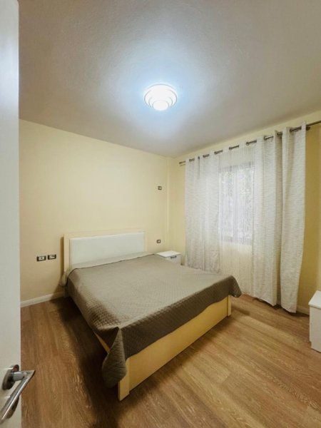 Tirane, jepet me qera apartament 2+1+Ballkon Kati 2, 90 m² 550 € 