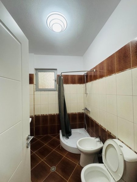 Tirane, jepet me qera apartament 2+1+Ballkon Kati 2, 90 m² 550 € 