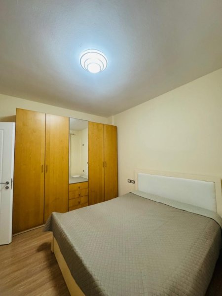 Tirane, jepet me qera apartament 2+1+Ballkon Kati 2, 90 m² 550 € 