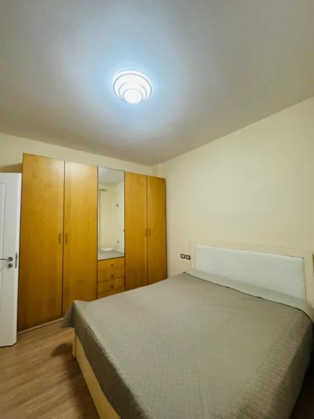 Tirane, jepet me qera apartament 2+1+Ballkon Kati 2, 90 m² 550 € 