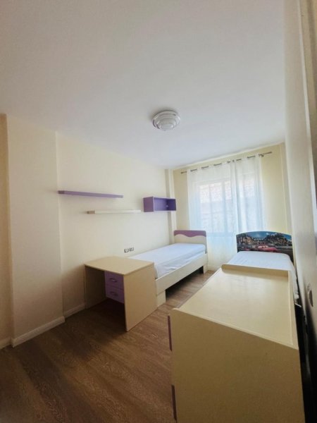 Tirane, jepet me qera apartament 2+1+Ballkon Kati 2, 90 m² 550 € 