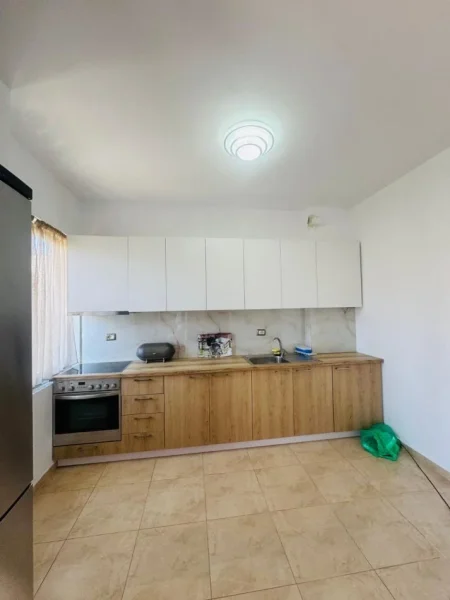 Tirane, jepet me qera apartament 2+1+Ballkon Kati 2, 120 m² 600 € 