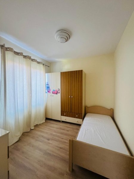 Tirane, jepet me qera apartament 2+1+Ballkon Kati 2, 120 m² 600 € 
