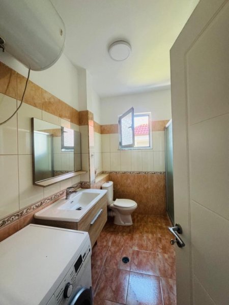 Tirane, jepet me qera apartament 2+1+Ballkon Kati 2, 120 m² 600 € 