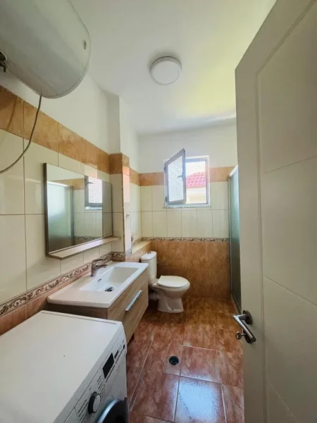 Tirane, jepet me qera apartament 2+1+Ballkon Kati 2, 120 m² 600 € 