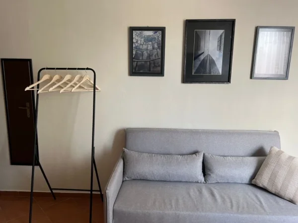 Tirane, jepet me qera garsonier Kati 4, 35 m² 550 € (Rr. E Elbasanit te Gjuhet e Huaja)