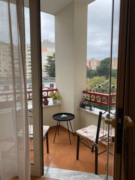 Tirane, jepet me qera garsonier Kati 4, 35 m² 550 € (Rr. E Elbasanit te Gjuhet e Huaja)
