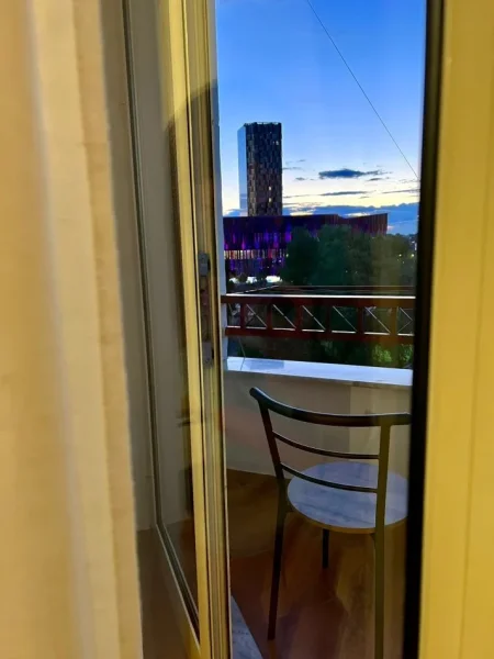 Tirane, jepet me qera garsonier Kati 4, 35 m² 550 € (Rr. E Elbasanit te Gjuhet e Huaja)