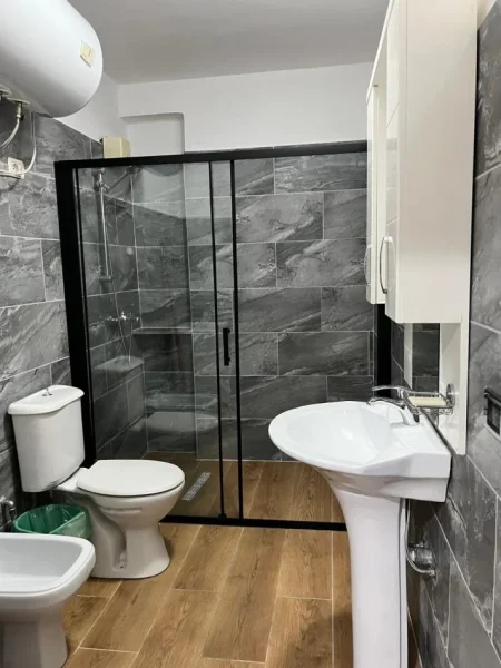 Shqiperi, jepet me qera apartament 2+1+Aneks+Ballkon Kati 10, 100 m² 620 € (Rr. E Kavajes perballe Delijorgjit)