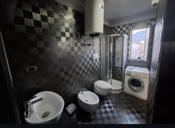 Tirane, jepet me qera apartament 2+1+Aneks+Ballkon Kati 4, 80 m² 650 € (Rr. Bardhyl te Bar Oslo)