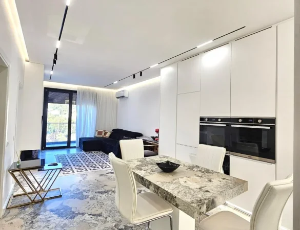 -JEPET ME QIRA apartament 1+1+ garazh totalisht i investuar si per vete me çdo gje cilesore te markave me te mira TEK LIQENI THATË