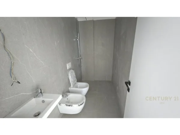 Tirane, jepet me qera zyre Kati 2, 105 m² 2.000 € (Rr. Kosovareve , Kompleksi Dinamo)