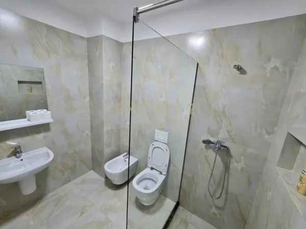 Tirane, jepet me qera apartament 2+1+Aneks+Ballkon Kati 5, 110 m² 650 € (Neom121882)