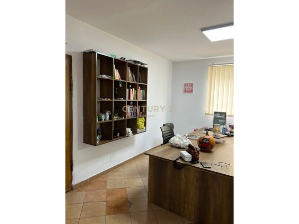 Tirane, jepet me qera zyre Kati 2, 120 m² 800 € (Neom121979)