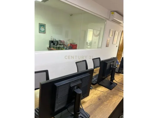 Tirane, jepet me qera zyre Kati 2, 120 m² 800 € (Neom121979)