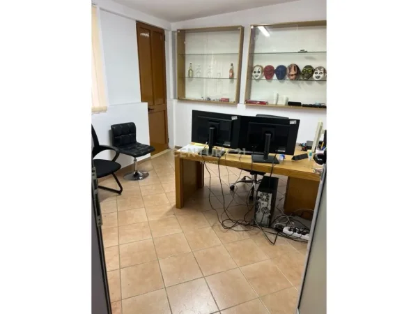 Tirane, jepet me qera zyre Kati 2, 120 m² 800 € (Neom121979)
