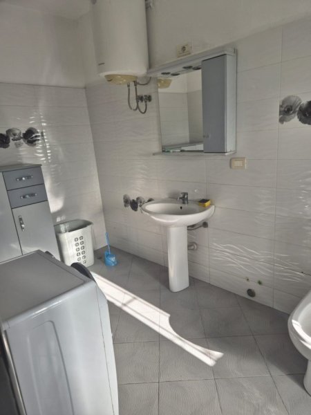 Tirane, jepet me qera apartament 1+1 Kati 1, 78 m² 450 € (5 maj)