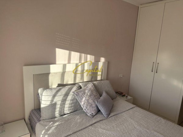 Tirane, jepet me qera apartament 1+1+Ballkon Kati 8, 65 m² 450 € (VILA L)