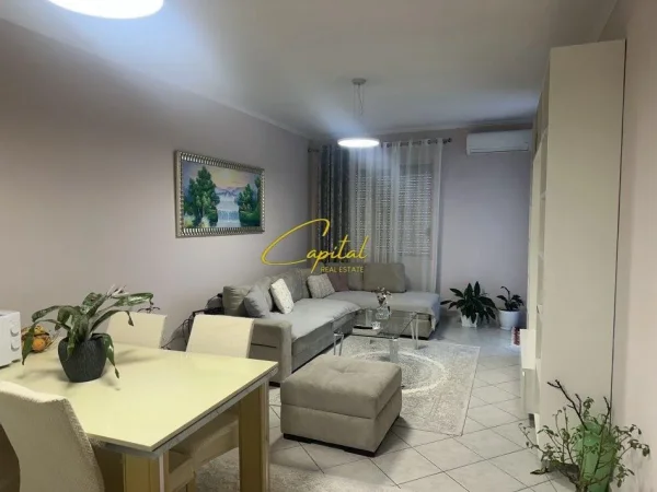Tirane, jepet me qera apartament 1+1+Ballkon Kati 8, 65 m² 450 € (VILA L)
