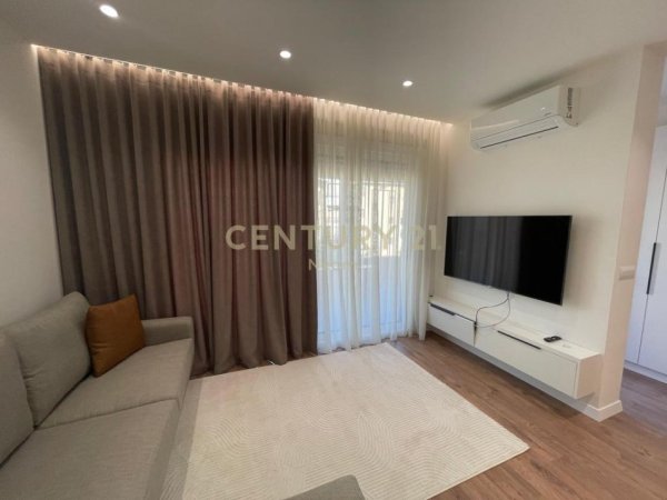Tirane, jepet me qera apartament 2+1 Kati 1, 77 m² 700 € 