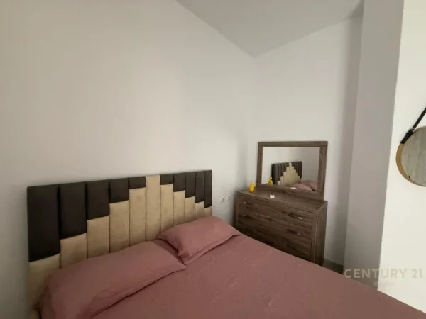 Tirane, jepet me qera apartament 2+1 Kati 1, 115 m² 650 € 