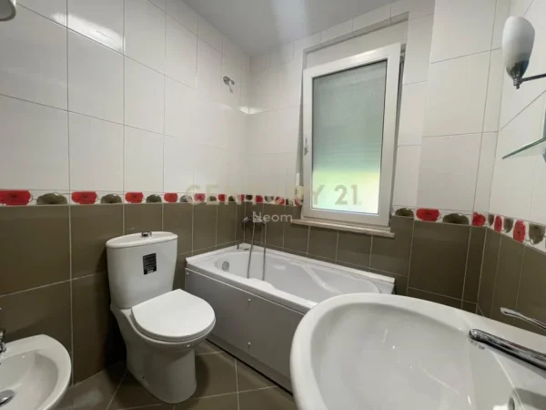 Tirane, jepet me qera apartament 2+1 Kati 2, 130 m² 800 € 