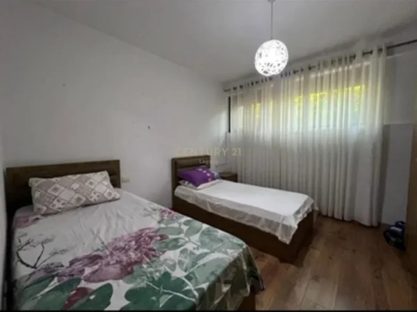 Tirane, jepet me qera apartament 2+1 Kati 2, 95 m² 800 € 