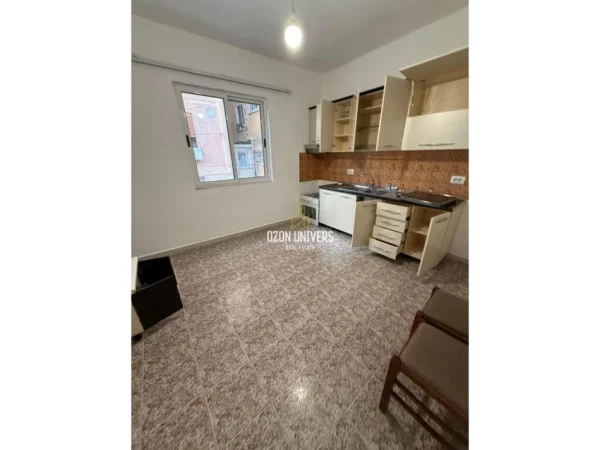 Tirane, jepet me qera ambjent biznesi Kati 2, 95 m² 700 € (Myslym Shyri)
