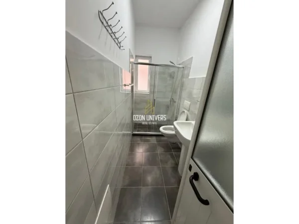 Tirane, jepet me qera ambjent biznesi Kati 2, 95 m² 700 € (Myslym Shyri)