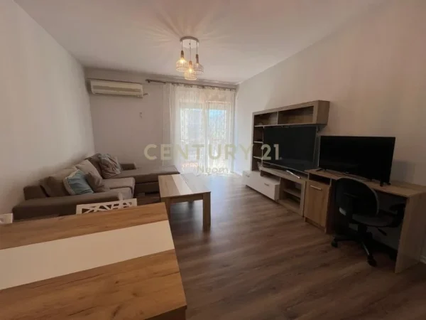 Tirane, jepet me qera apartament 2+1 Kati 4, 105 m² 820 € 