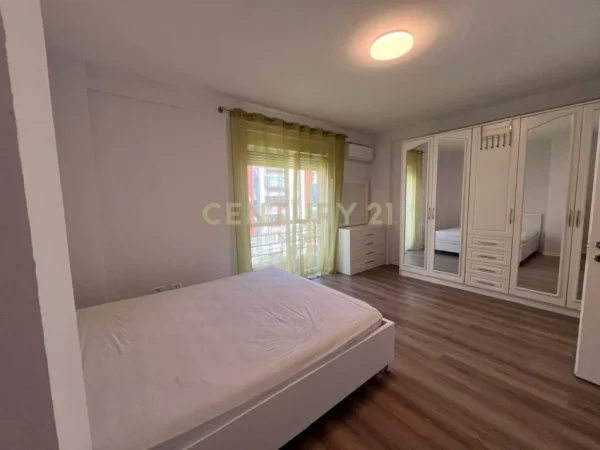 Tirane, jepet me qera apartament 2+1 Kati 4, 105 m² 820 € 