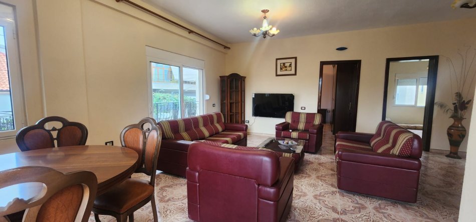 Tirane, jepet me qera apartament 2+1+Ballkon Kati 2, 400 € (Sauk prane Akademis se Policise)