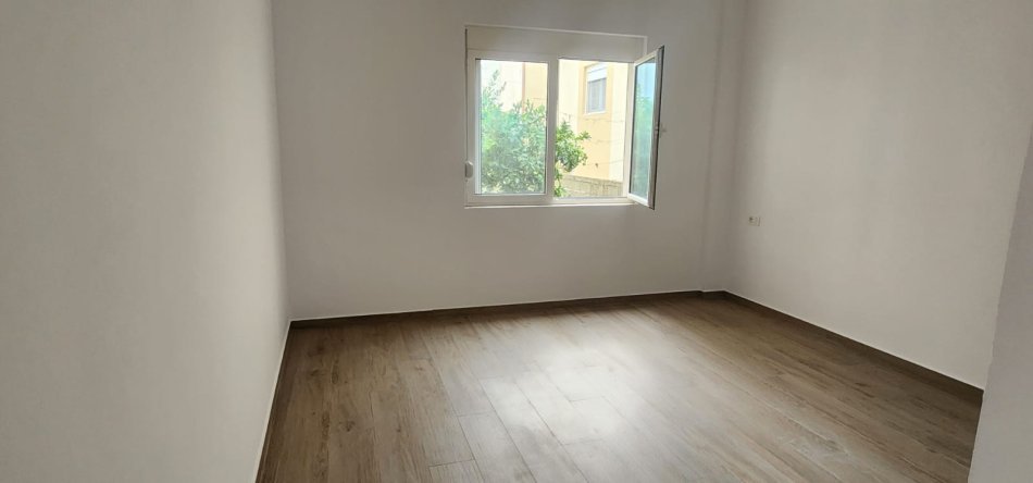Tirane, jepet me qera apartament 1+1 Kati 1, 50 m² 300 € (Sauk prane Akademis se Policise)