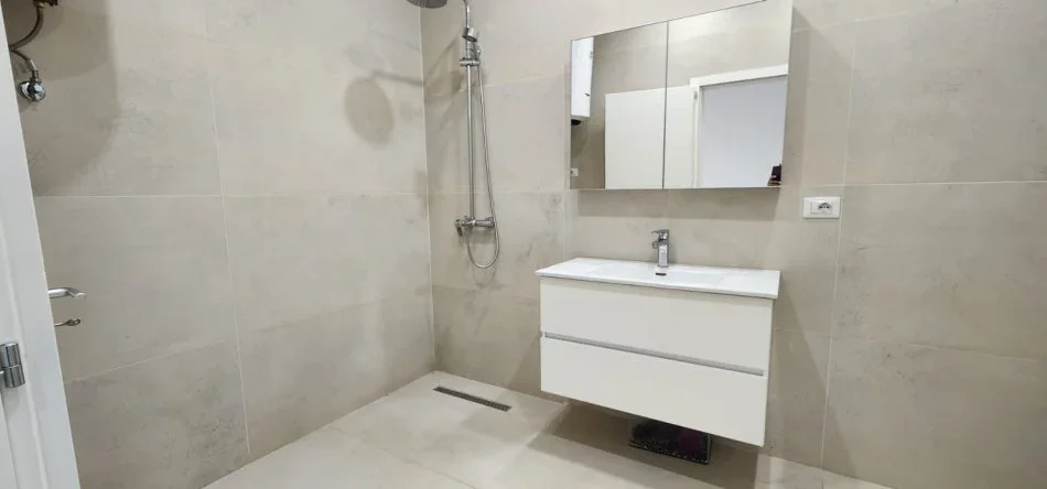 Tirane, jepet me qera zyre Kati 4, 97 m² 550 € (Rruga Dibres)