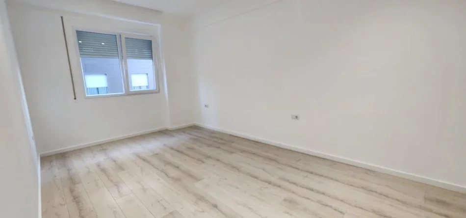 Tirane, jepet me qera zyre Kati 4, 97 m² 550 € (Rruga Dibres)