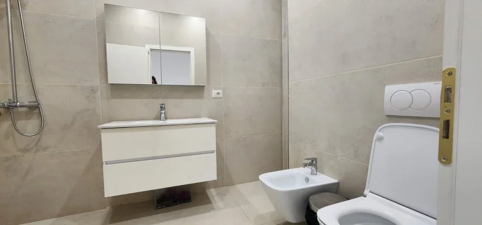 Tirane, jepet me qera zyre Kati 4, 97 m² 550 € (Rruga Dibres)